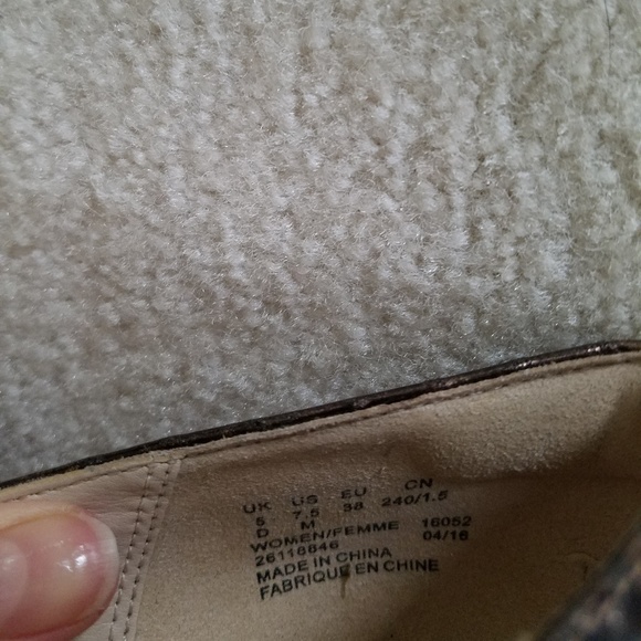 Clarks Narrative Metallic Embossed Comfort Pumps - Picture 8 of 8